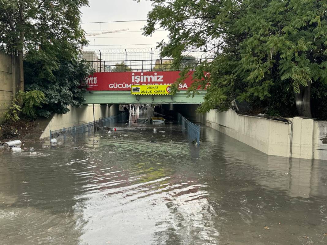 İstanbul'da sağanak hayatı felç etti! Araçlar sular altında kaldı 51